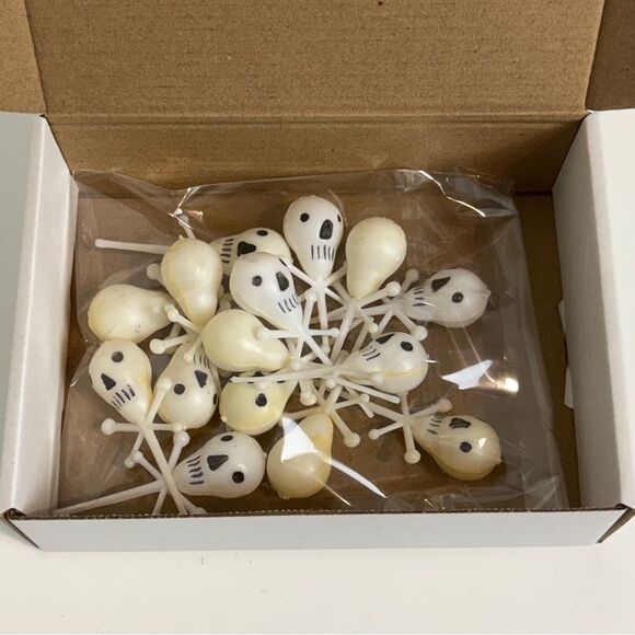 15 Vintage Skull & Crossbones Halloween Plastic Mold Cupcake Toppers - Picture 5 of 5